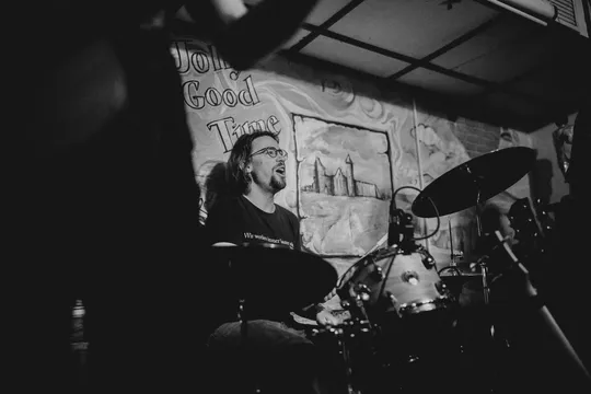Der Schlagzeuger von Falke Collective hinter seinem Drumset auf der Innenbühne.